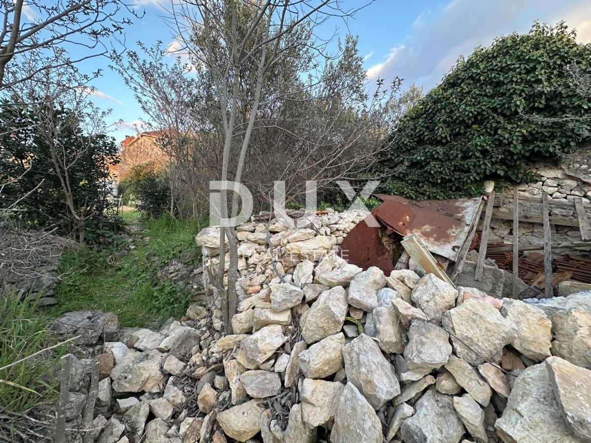 ZADAR, BOKANJAC - Vecchia casa con terreno edificabile 307m²