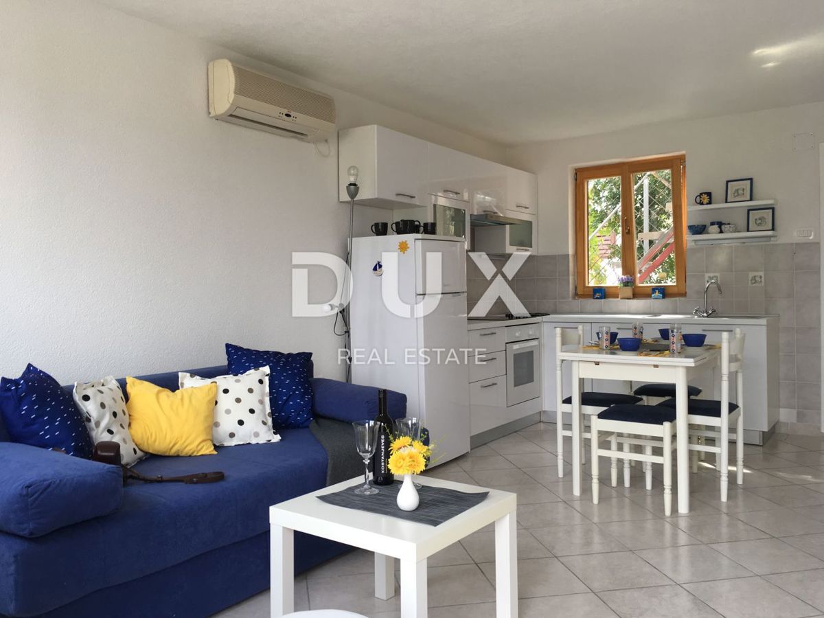 ZADAR, DONJI KARIN - Casa con tre appartamenti a 150 m dal mare