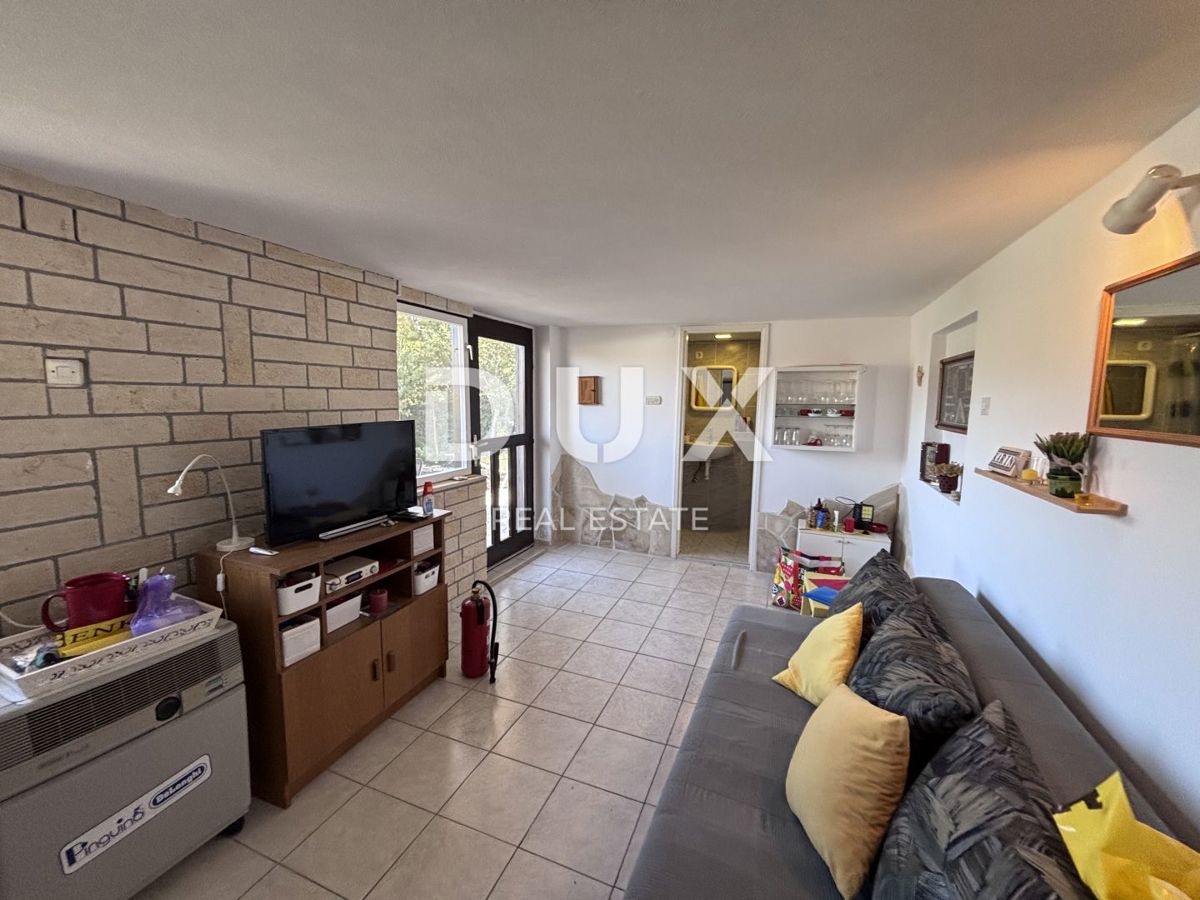 ZADAR, DONJI KARIN - Casa con tre appartamenti a 150 m dal mare