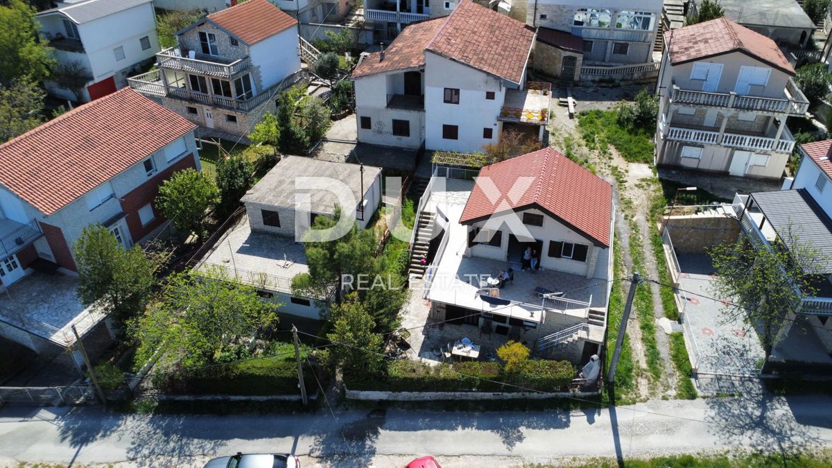 ZADAR, DONJI KARIN - Casa con tre appartamenti a 150 m dal mare
