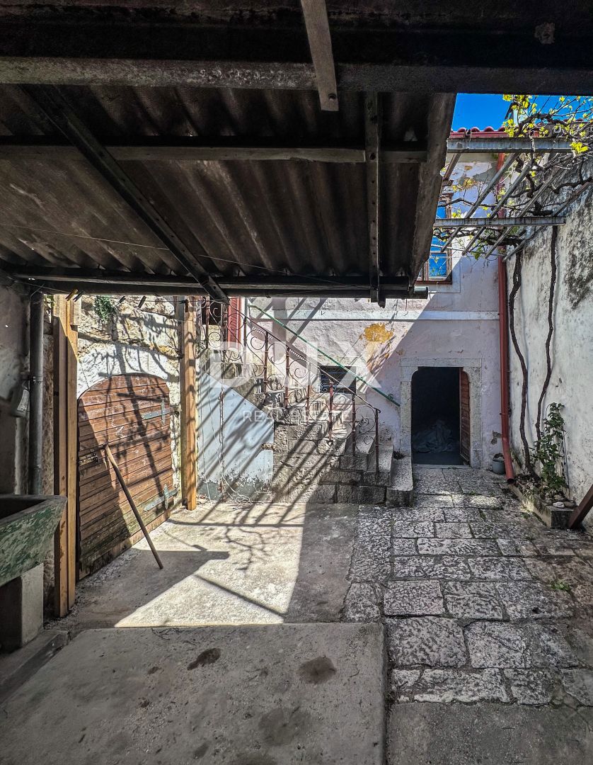 CRIKVENICA, GRIŽANE - Casa tradizionale in pietra con vista mare, piscina in fase finale e grande potenziale