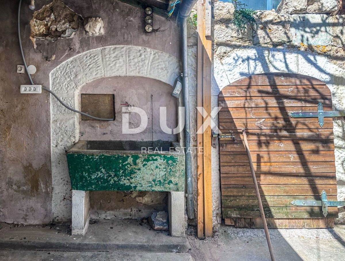 CRIKVENICA, GRIŽANE - Casa tradizionale in pietra con vista mare, piscina in fase finale e grande potenziale