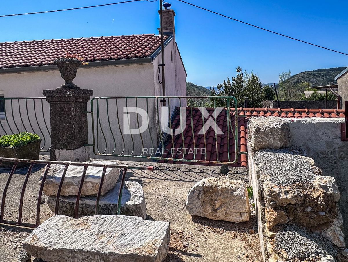CRIKVENICA, GRIŽANE - Casa tradizionale in pietra con vista mare, piscina in fase finale e grande potenziale