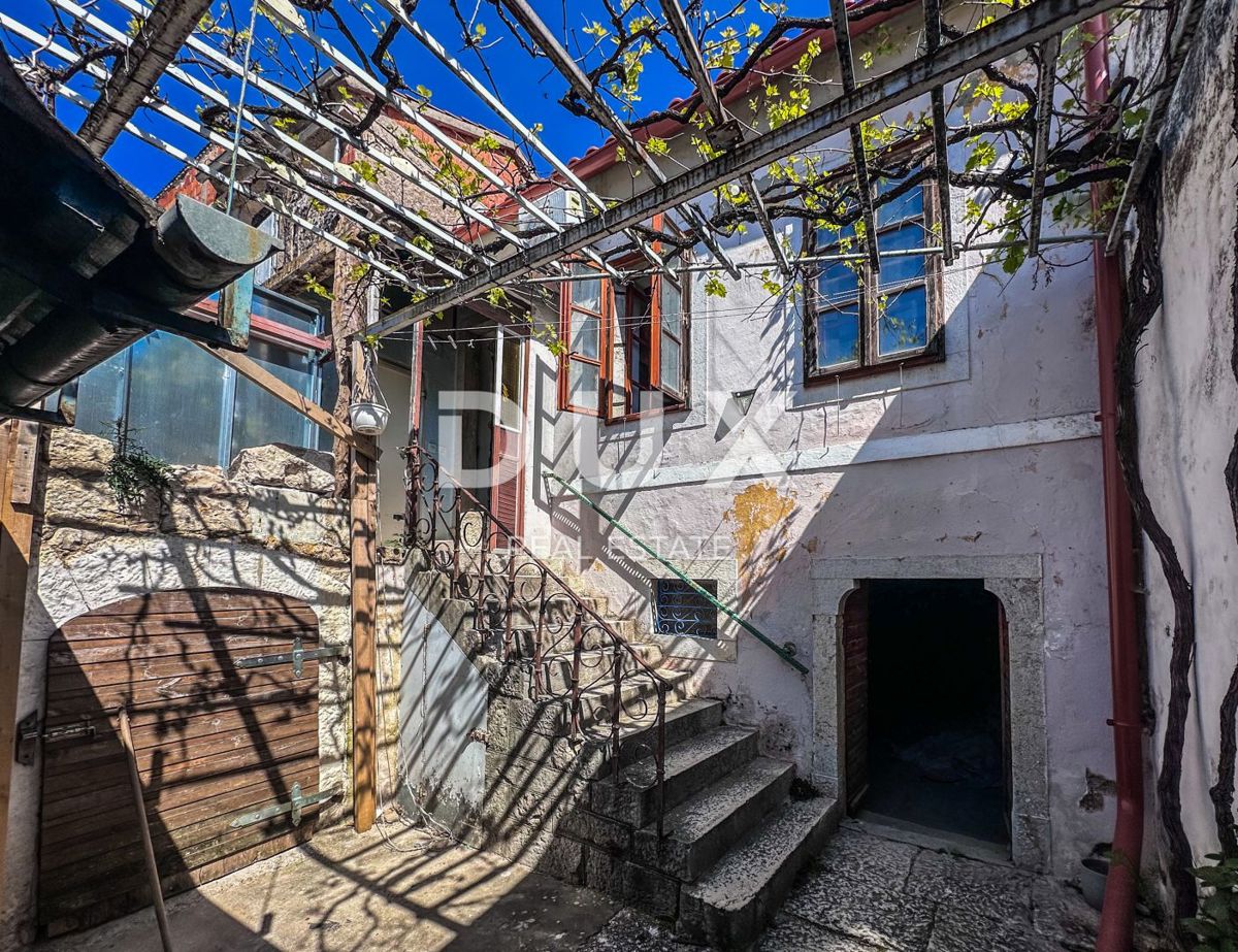 CRIKVENICA, GRIŽANE - Casa tradizionale in pietra con vista mare, piscina in fase finale e grande potenziale
