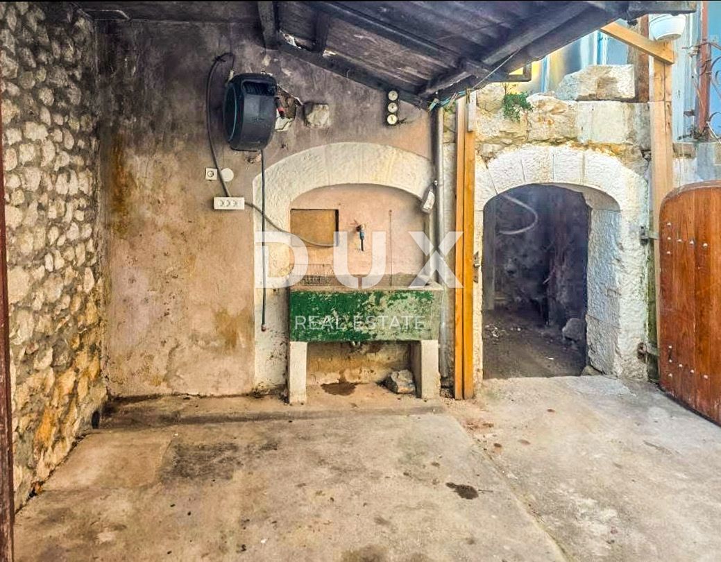 CRIKVENICA, GRIŽANE - Casa tradizionale in pietra con vista mare, piscina in fase finale e grande potenziale