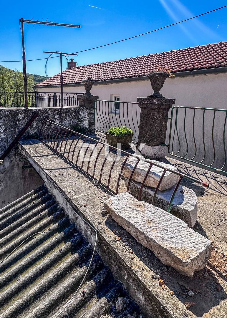 CRIKVENICA, GRIŽANE - Casa tradizionale in pietra con vista mare, piscina in fase finale e grande potenziale