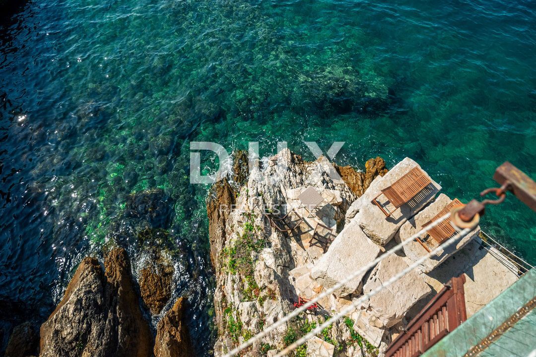 ISTRIA, ROVIGNO - Appartamento lussuoso e arredato con 2 camere da letto e soggiorno, prima fila al mare