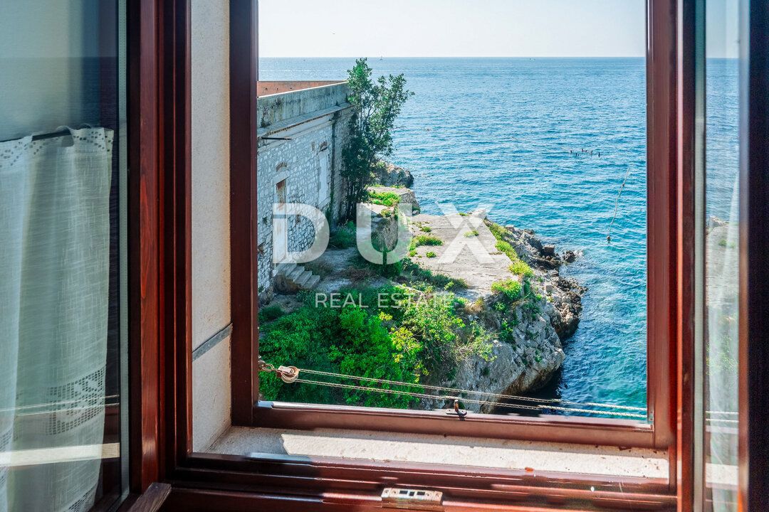 ISTRIA, ROVIGNO - Appartamento lussuoso e arredato con 2 camere da letto e soggiorno, prima fila al mare