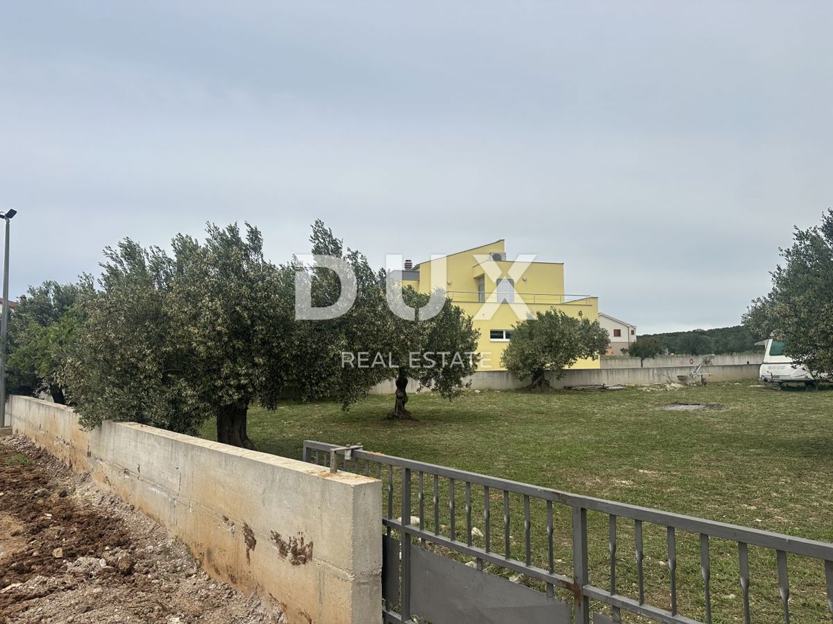 ZADAR, TURANJ - Terreno edificabile circondato da un muro!