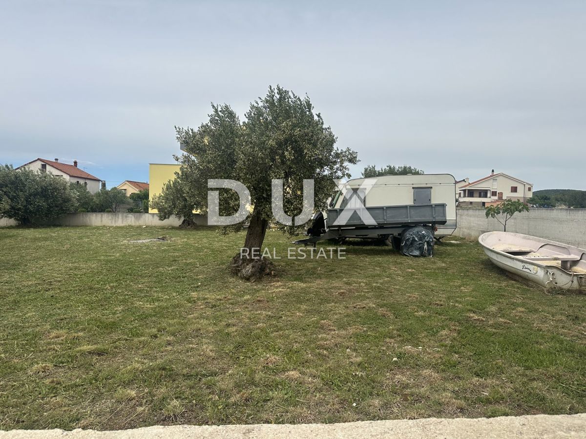 ZADAR, TURANJ - Terreno edificabile circondato da un muro!