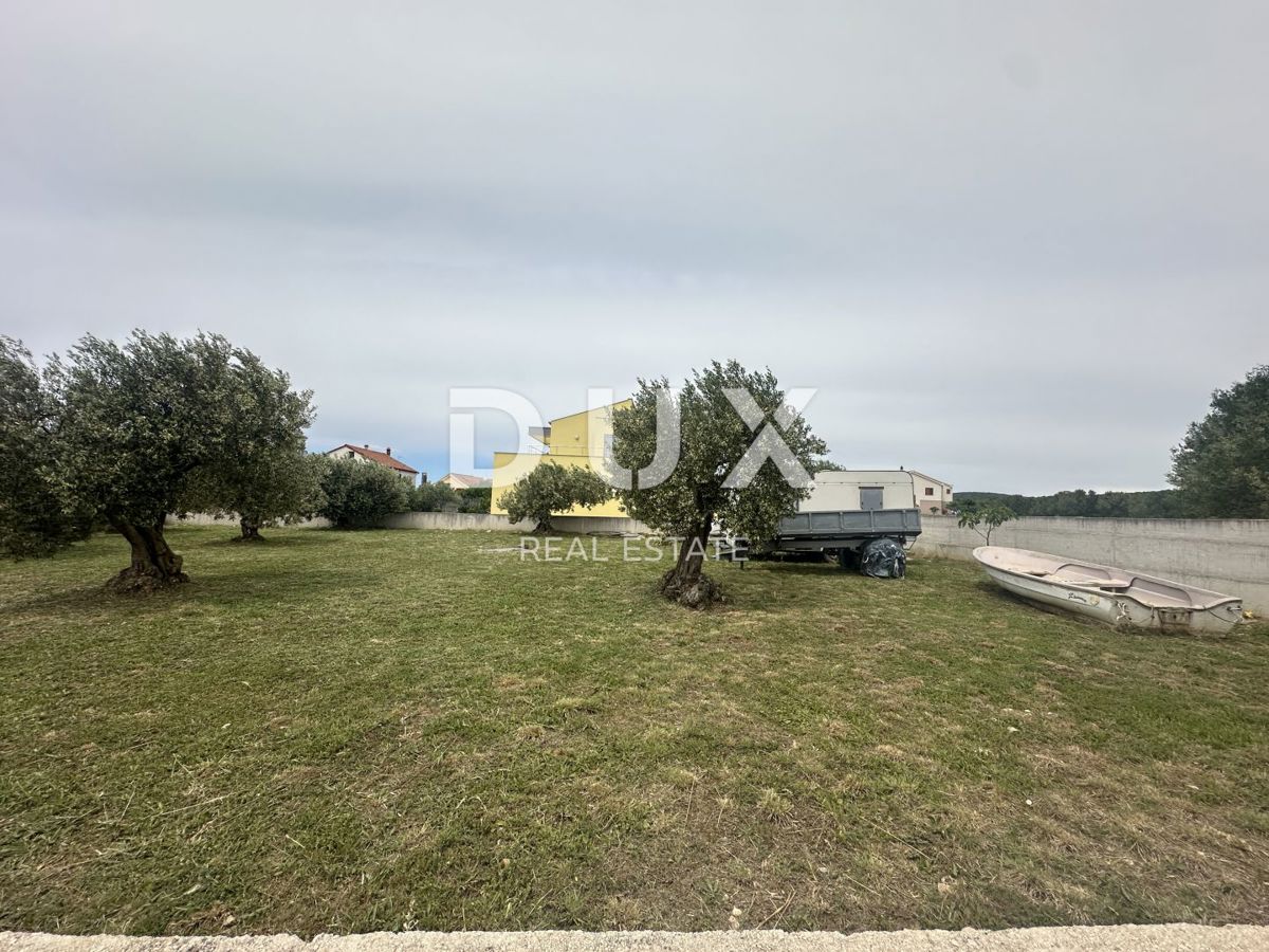 ZADAR, TURANJ - Terreno edificabile circondato da un muro!