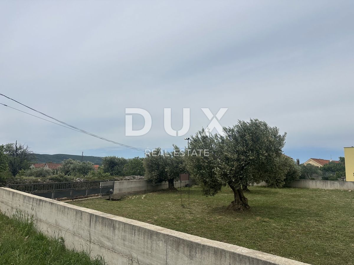 ZADAR, TURANJ - Terreno edificabile circondato da un muro!
