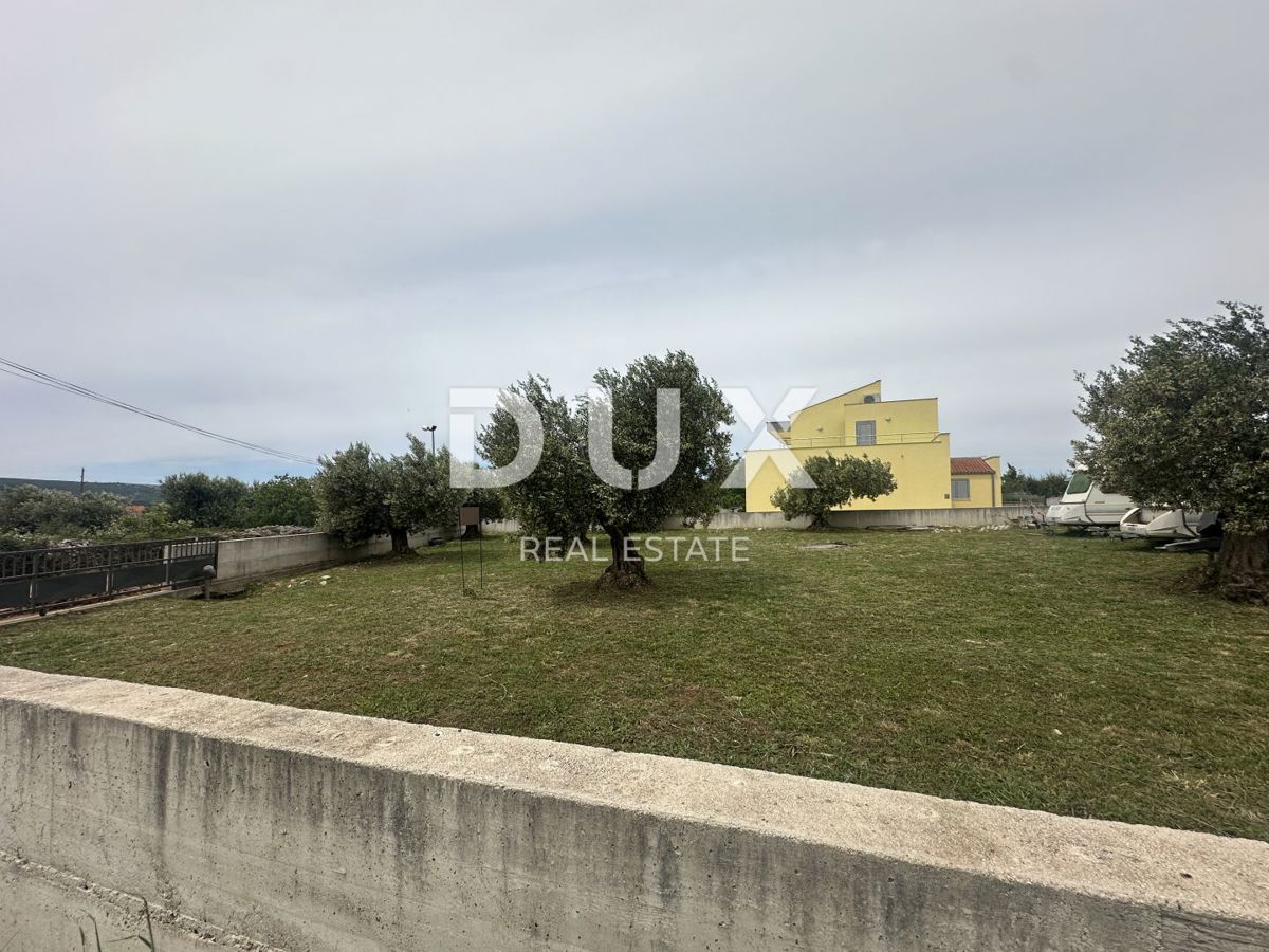 ZADAR, TURANJ - Terreno edificabile circondato da un muro!