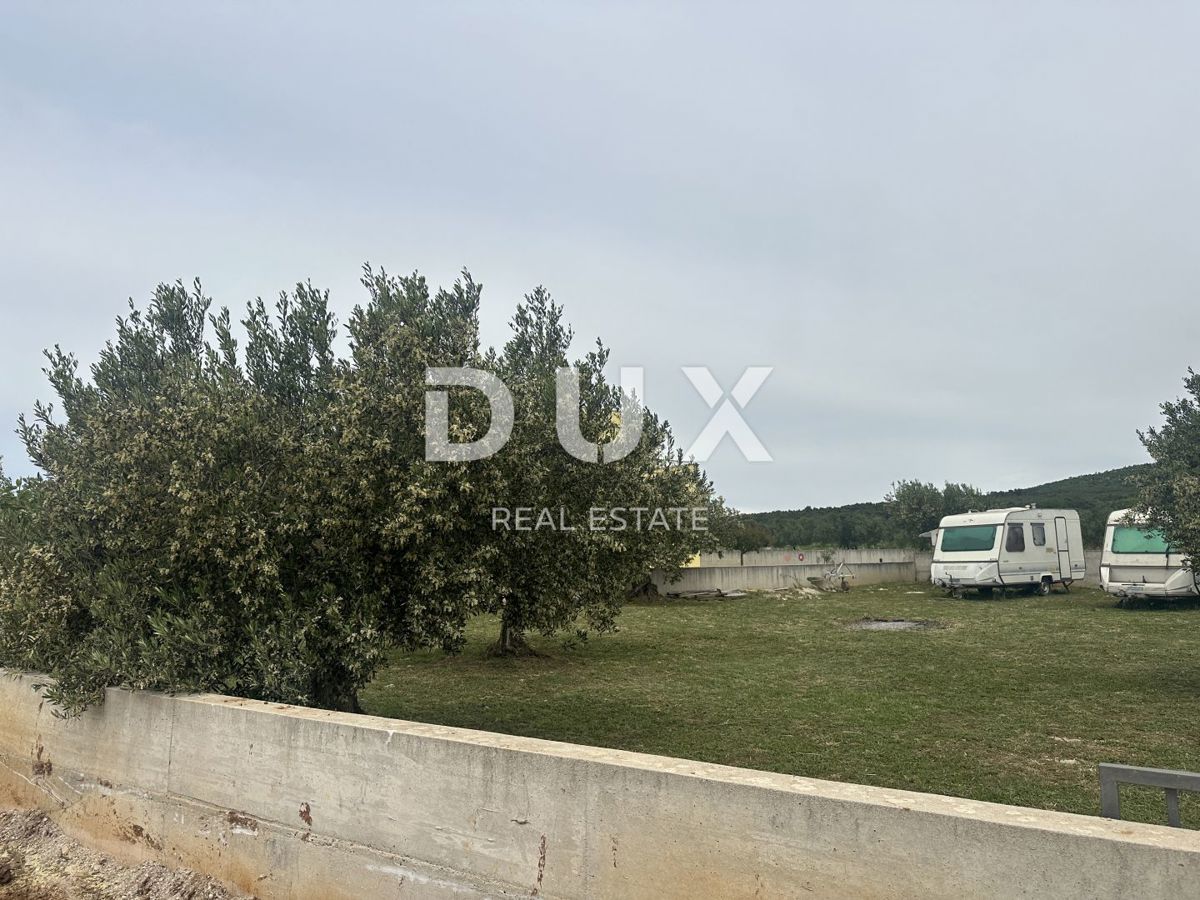 ZADAR, TURANJ - Terreno edificabile circondato da un muro!
