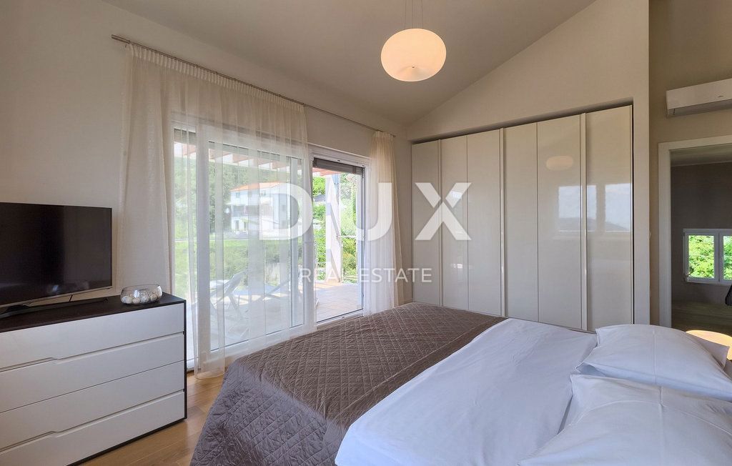 ABBAZIA - una bellissima villa con piscina, vista panoramica sul mare e completa privacy