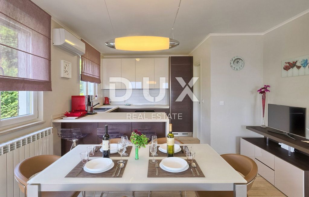 ABBAZIA - una bellissima villa con piscina, vista panoramica sul mare e completa privacy