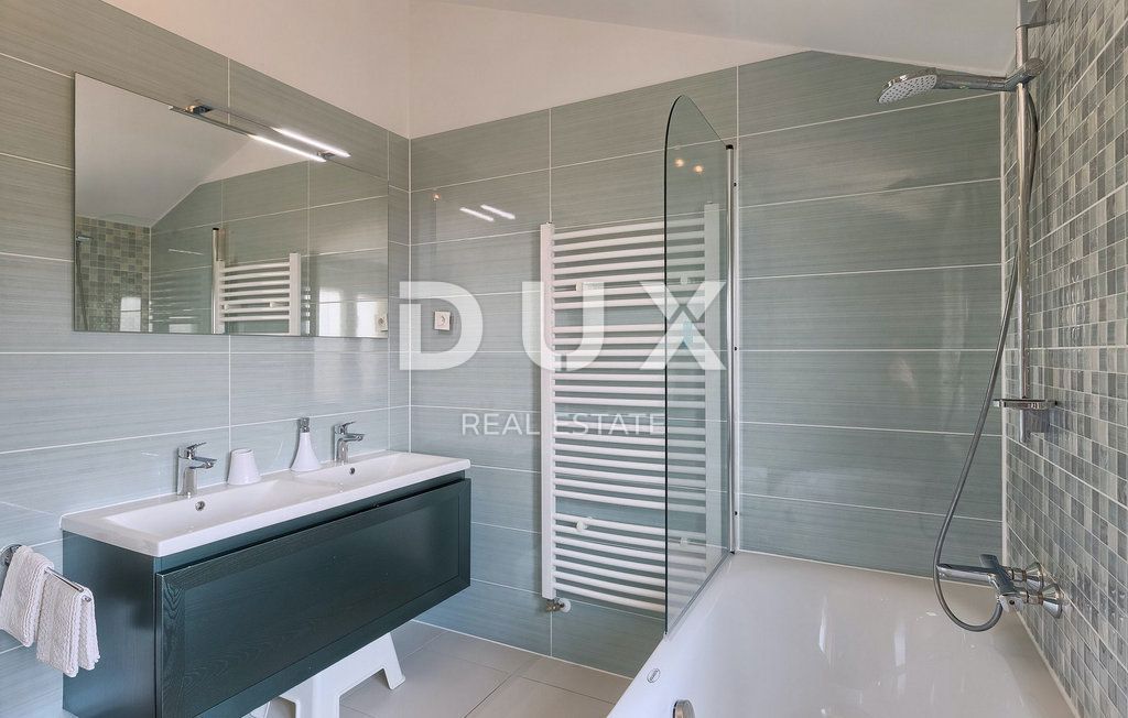 ABBAZIA - una bellissima villa con piscina, vista panoramica sul mare e completa privacy