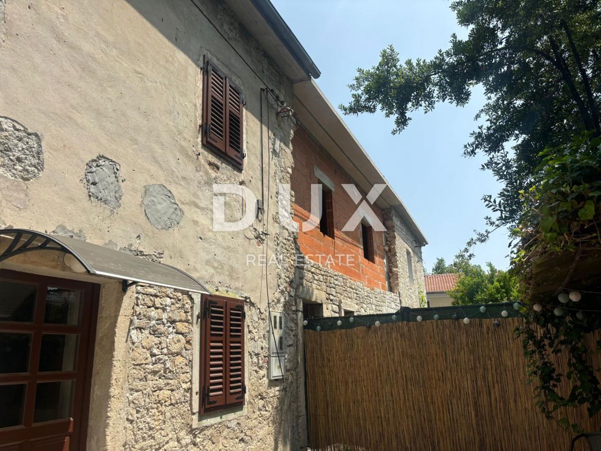 ISTRIA, POLA - Zona residenziale e commerciale con edifici esistenti! RARO SUL MERCATO!