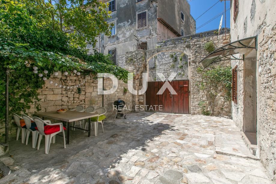 ISTRIA, POLA - Zona residenziale e commerciale con edifici esistenti! RARO SUL MERCATO!