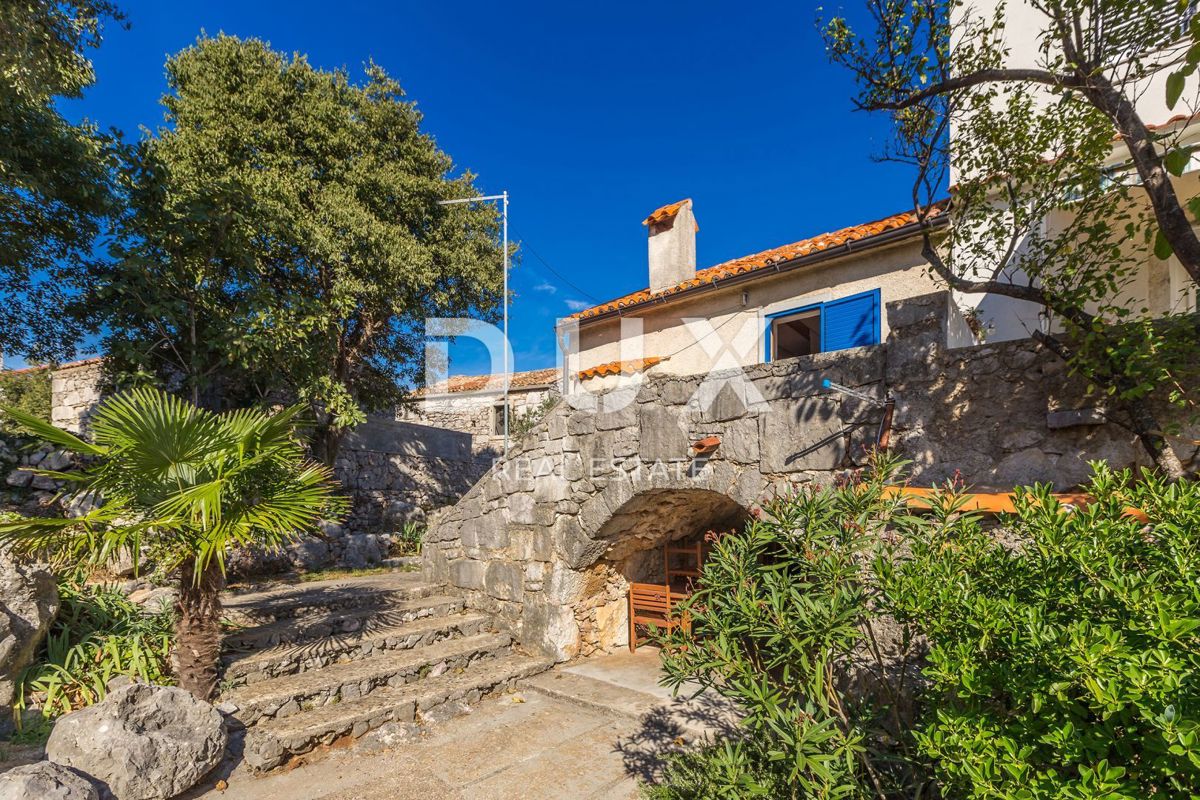 ISOLA DI KRK, KORNIĆ - Autentica casa in pietra con cortile