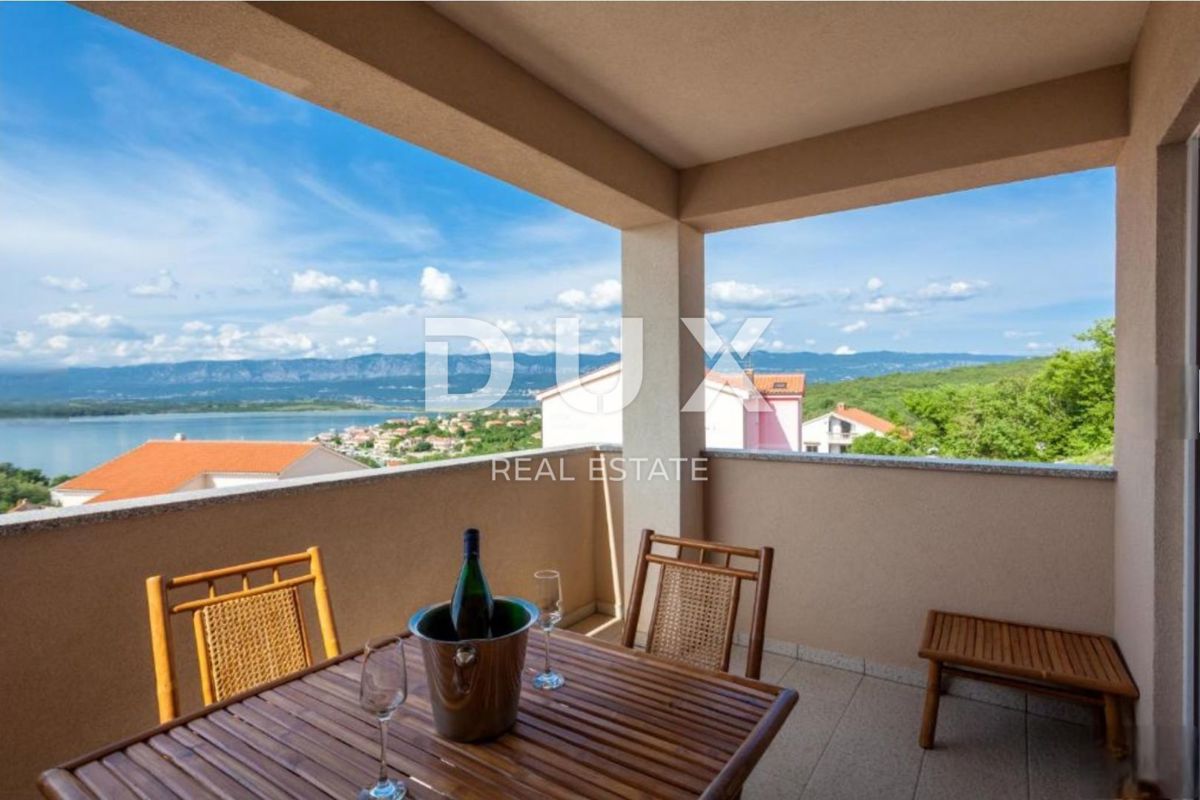 ISOLA DI KRK, KLIMNO - villa 365m2 con 6 appartamenti, splendida vista mare e piscina + area di 700m2