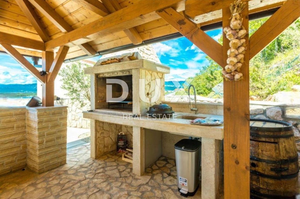 ISOLA DI KRK, KLIMNO - villa 365m2 con 6 appartamenti, splendida vista mare e piscina + area di 700m2
