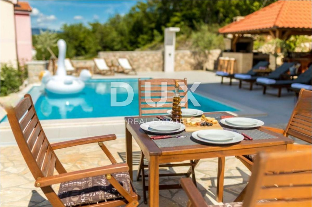 ISOLA DI KRK, KLIMNO - villa 365m2 con 6 appartamenti, splendida vista mare e piscina + area di 700m2