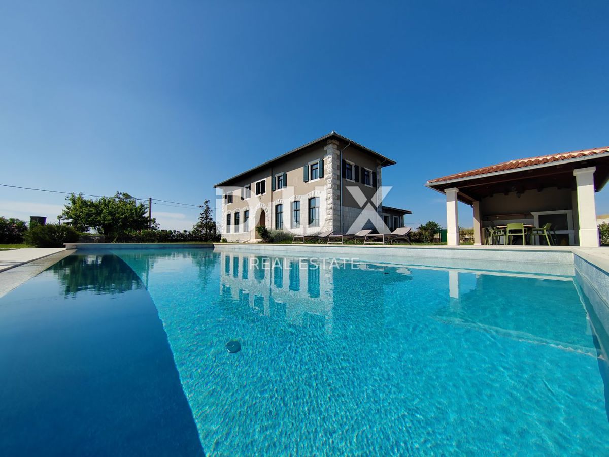 ISTRIA, PARENZO – Una villa unica con anima storica ed eleganza italiana