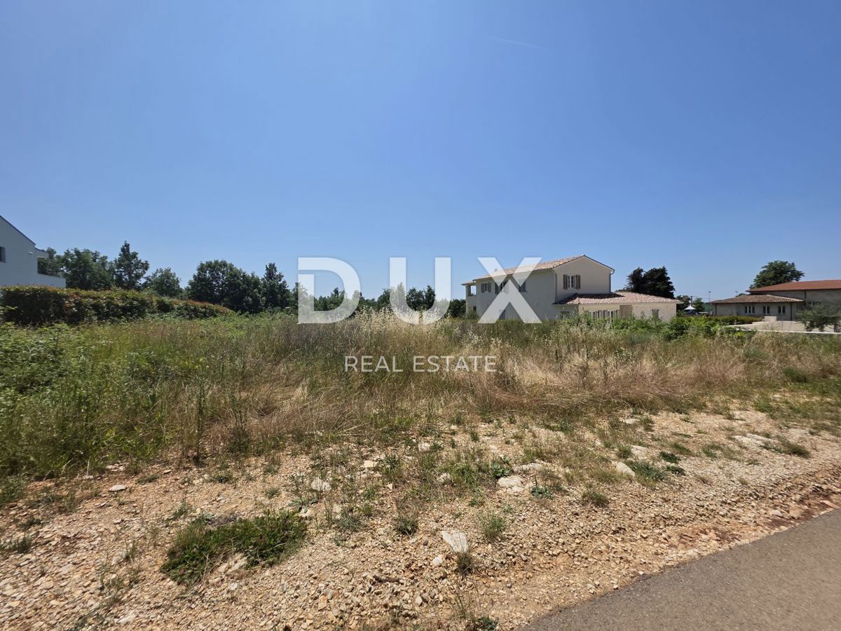 ISTRIA, VIŠNJAN - Terreno edificabile con richiesta presentata per la costruzione di due ville moderne indipendenti