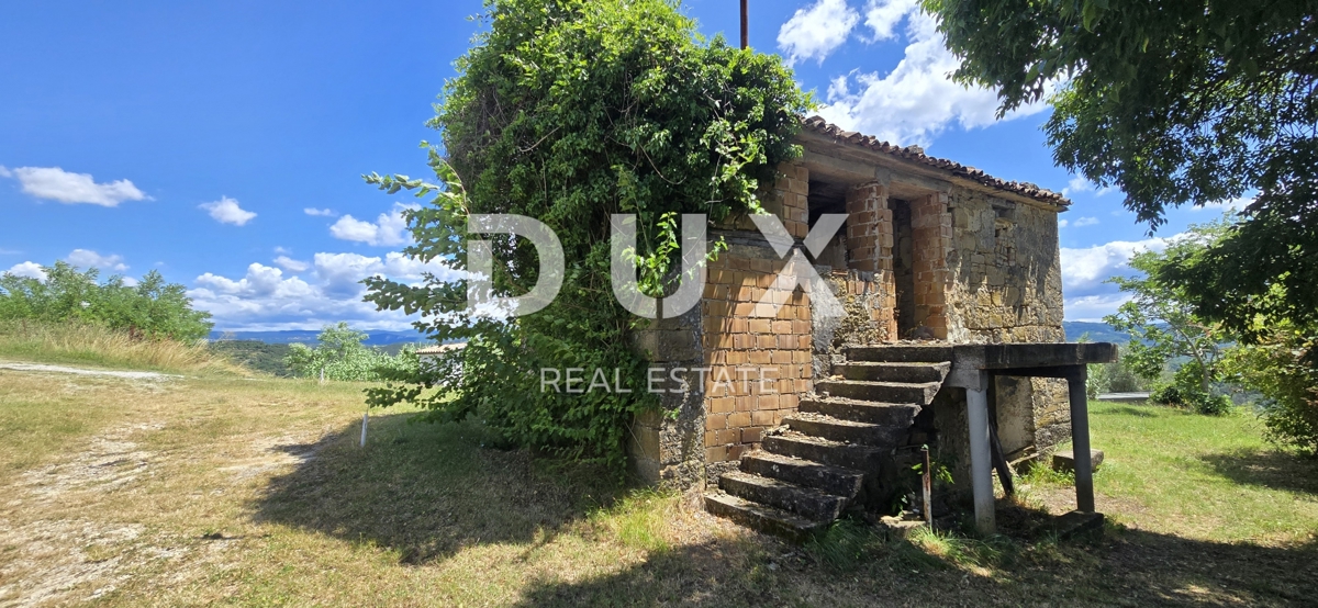 ISTRIA, MONTONA - Una favolosa opportunità di investimento nel cuore dell'Istria, terreno con edificio in pietra