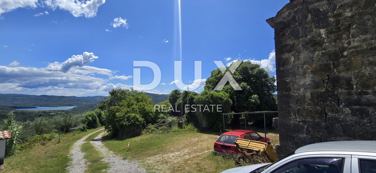 ISTRIA, MONTONA - Una favolosa opportunità di investimento nel cuore dell'Istria, terreno con edificio in pietra
