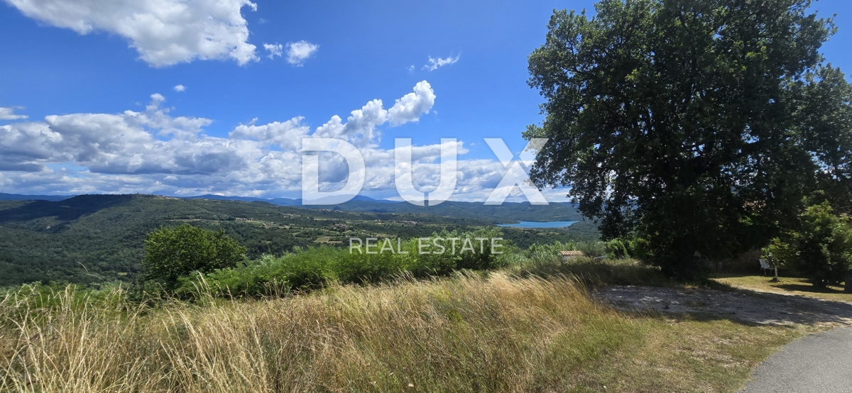 ISTRIA, MONTONA - Una favolosa opportunità di investimento nel cuore dell'Istria, terreno con edificio in pietra