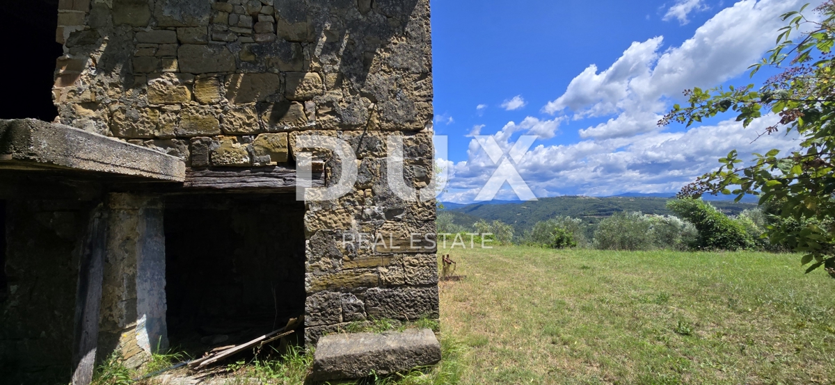 ISTRIA, MONTONA - Una favolosa opportunità di investimento nel cuore dell'Istria, terreno con edificio in pietra