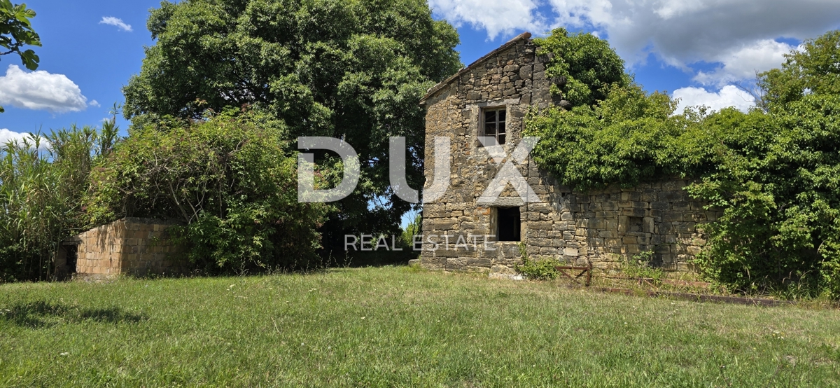 ISTRIA, MONTONA - Una favolosa opportunità di investimento nel cuore dell'Istria, terreno con edificio in pietra