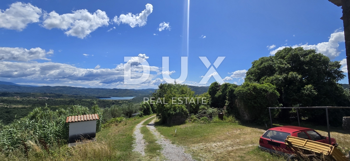 ISTRIA, MONTONA - Una favolosa opportunità di investimento nel cuore dell'Istria, terreno con edificio in pietra