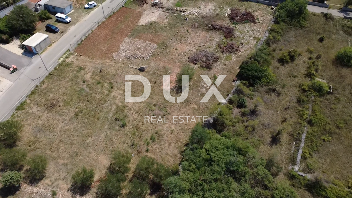 ZADAR, VRSI - Terreno edificabile 702 m², infrastrutture adiacenti al terreno!