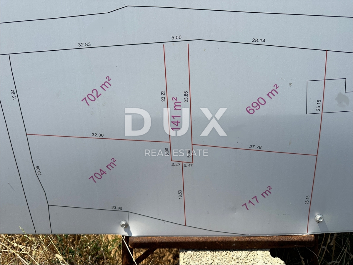 ZADAR, VRSI - Terreno edificabile 702 m², infrastrutture adiacenti al terreno!