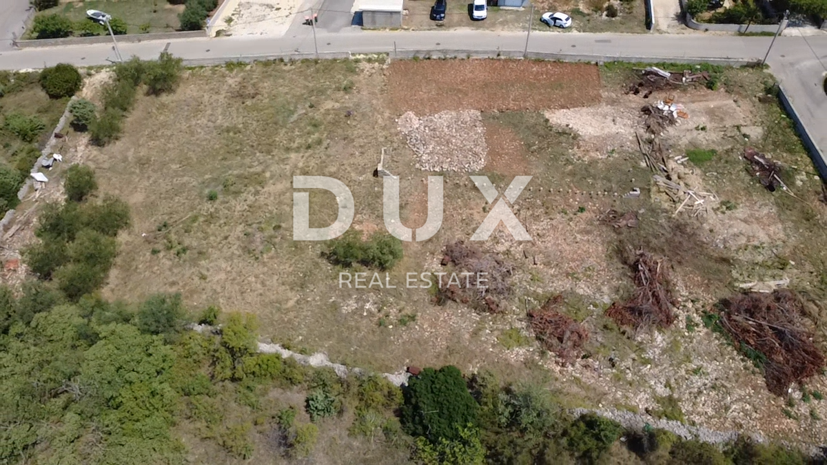ZADAR, VRSI - Terreno edificabile 702 m², infrastrutture adiacenti al terreno!