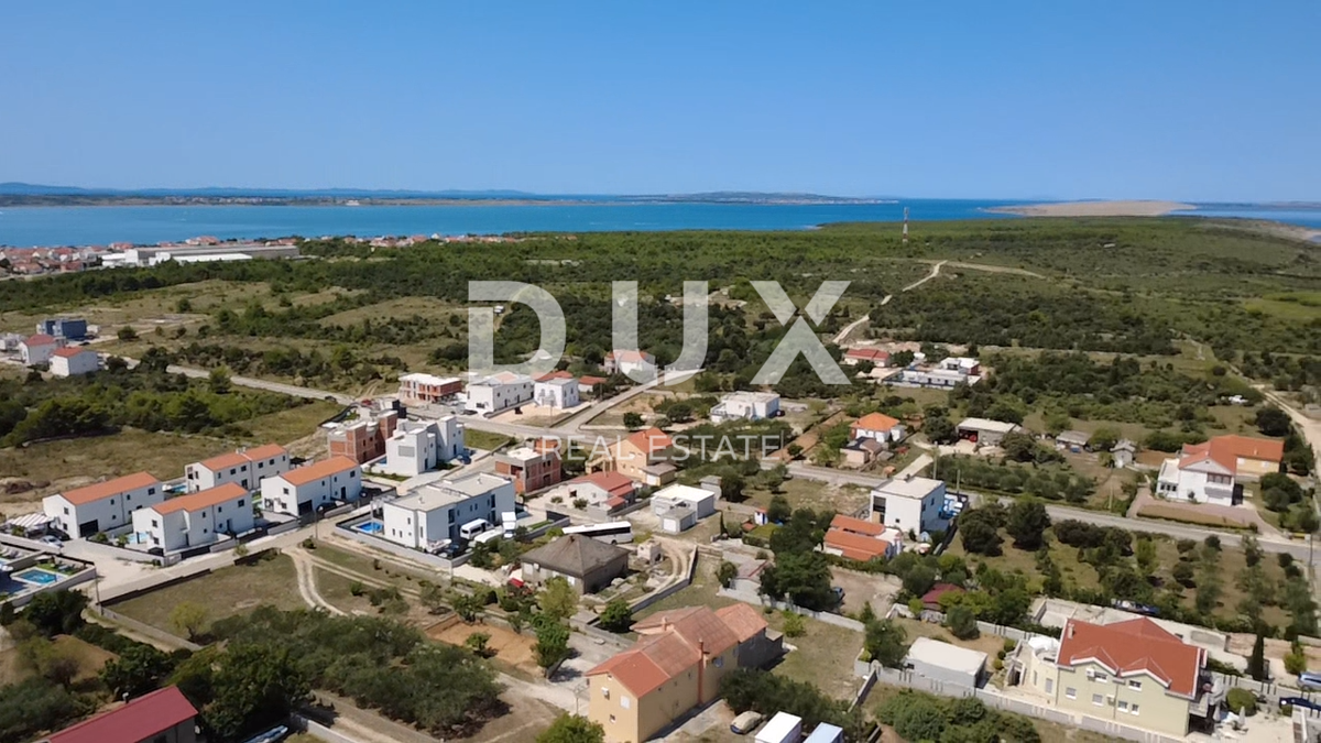 ZADAR, VRSI - Terreno edificabile 702 m², infrastrutture adiacenti al terreno!