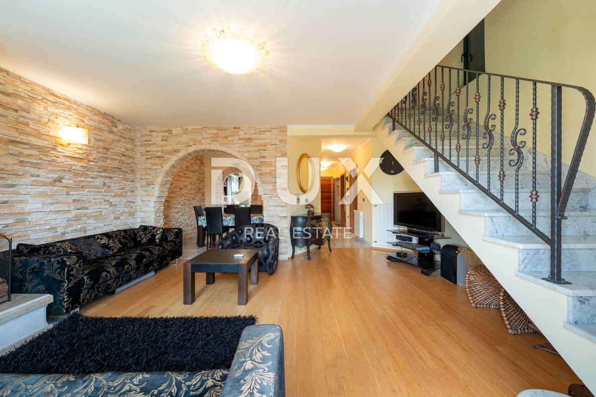 ABBAZIA, CENTRO - Bellissima casa moderna con ingresso privato, giardino di qualità e vista mare