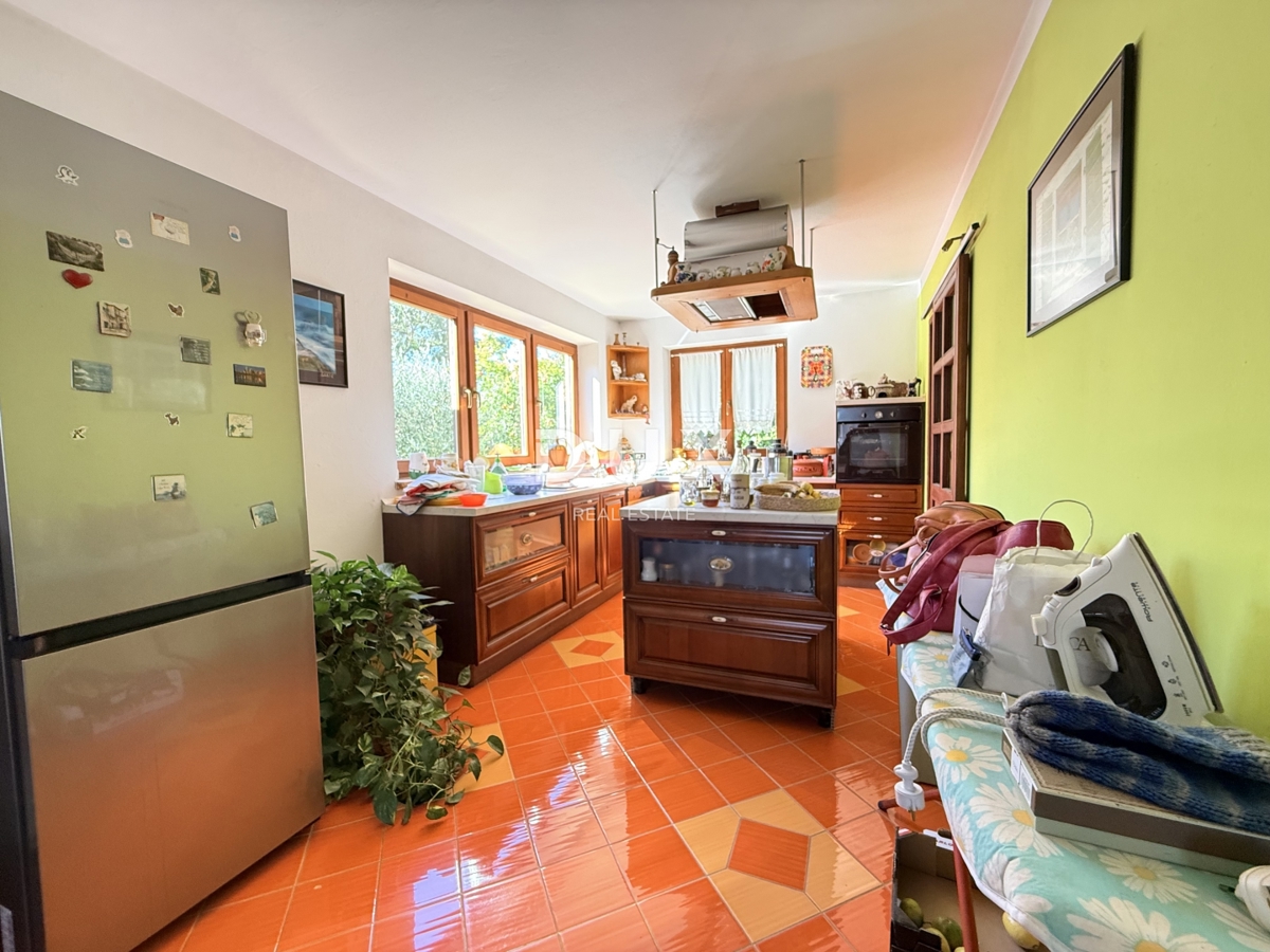 ISTRIA, POMER - casa indipendente 250m2 con garage e giardino, 150m dal mare