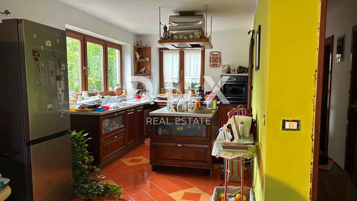 ISTRIA, POMER - casa indipendente 250m2 con garage e giardino, 150m dal mare