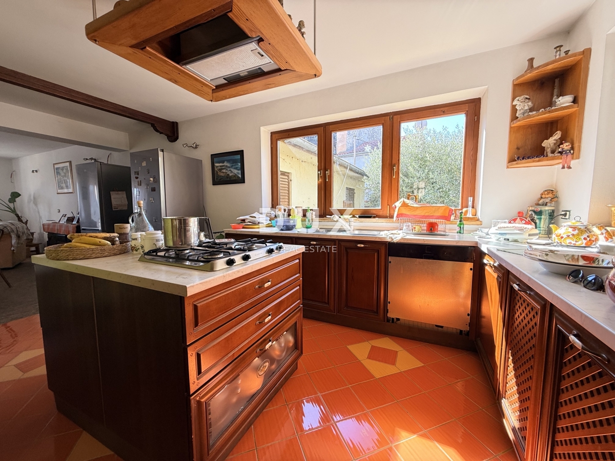 ISTRIA, POMER - casa indipendente 250m2 con garage e giardino, 150m dal mare