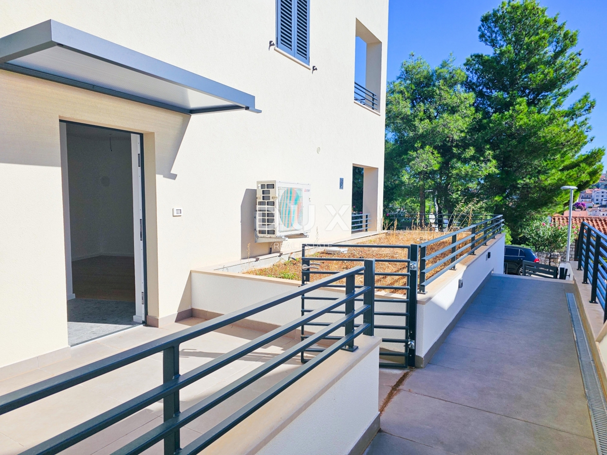 MALI LOŠINJ, CENTRO - Appartamento in un nuovo edificio con posto auto in garage - RARO