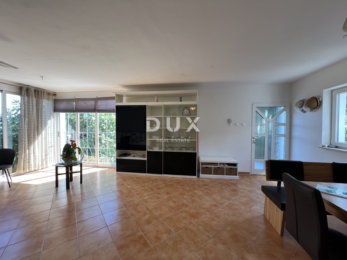 ABBAZIA, LOVRAN - appartamento recentemente ristrutturato di 82 m2, a 500 m dal mare