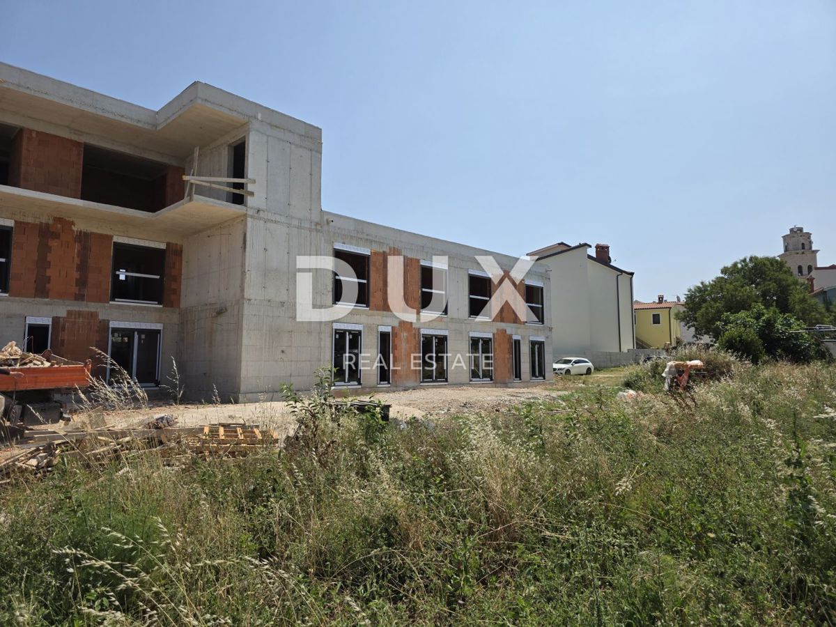 ISTRIA, PREMANTURA – Attico 1BR+LR con ingresso privato e spaziosa terrazza con vista sul mare, vicino alle spiagge e a Kamenjak