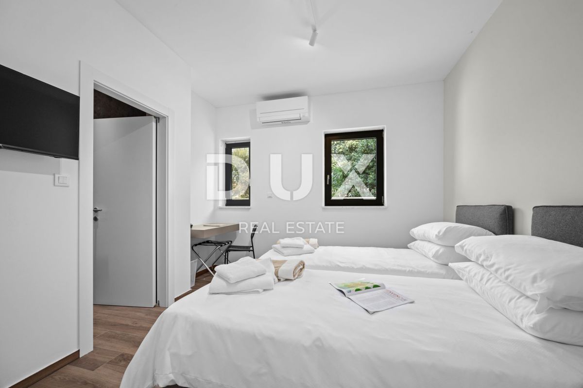 ISTRIA, BANJOLE - Villa bifamiliare contemporanea al mare!