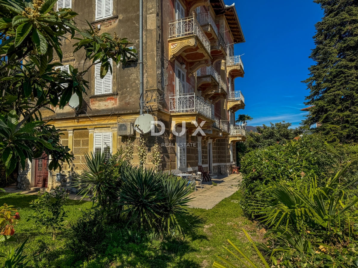 ABBAZIA, LOVRAN - meravigliosa opportunità di acquistare un appartamento storico in una villa, seconda fila al mare, terrazza e vista