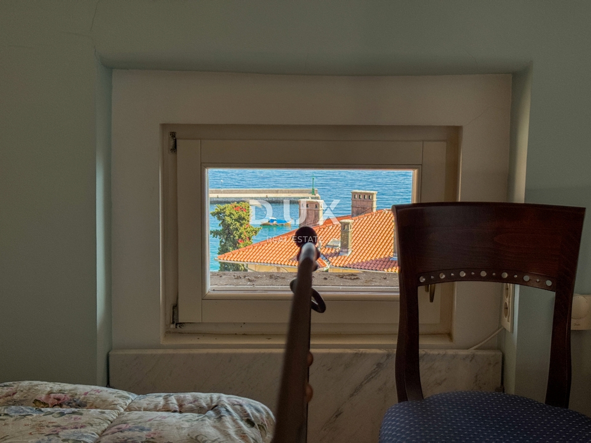 ABBAZIA, LOVRAN - meravigliosa opportunità di acquistare un appartamento storico in una villa, seconda fila al mare, terrazza e vista