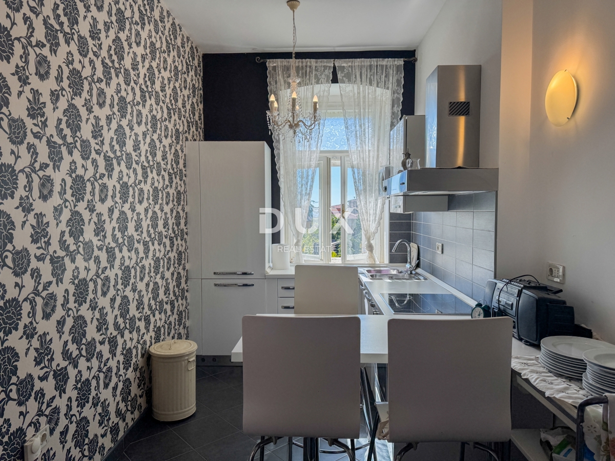 ABBAZIA, LOVRAN - meravigliosa opportunità di acquistare un appartamento storico in una villa, seconda fila al mare, terrazza e vista